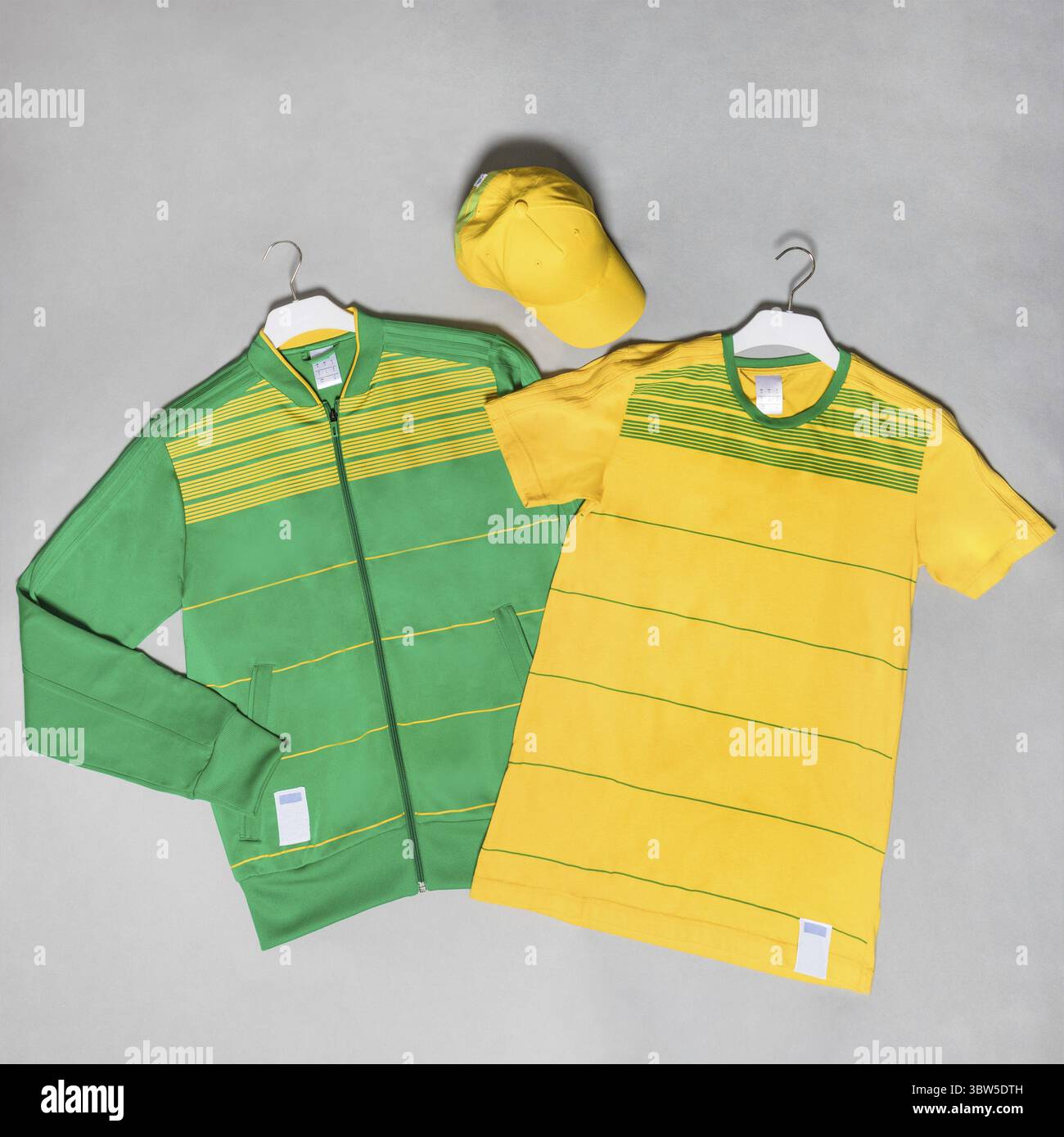 Grün und gelb Fußball-T-Shirt-Design eng anliegend mit einer Kappe Draufsicht Stockfoto