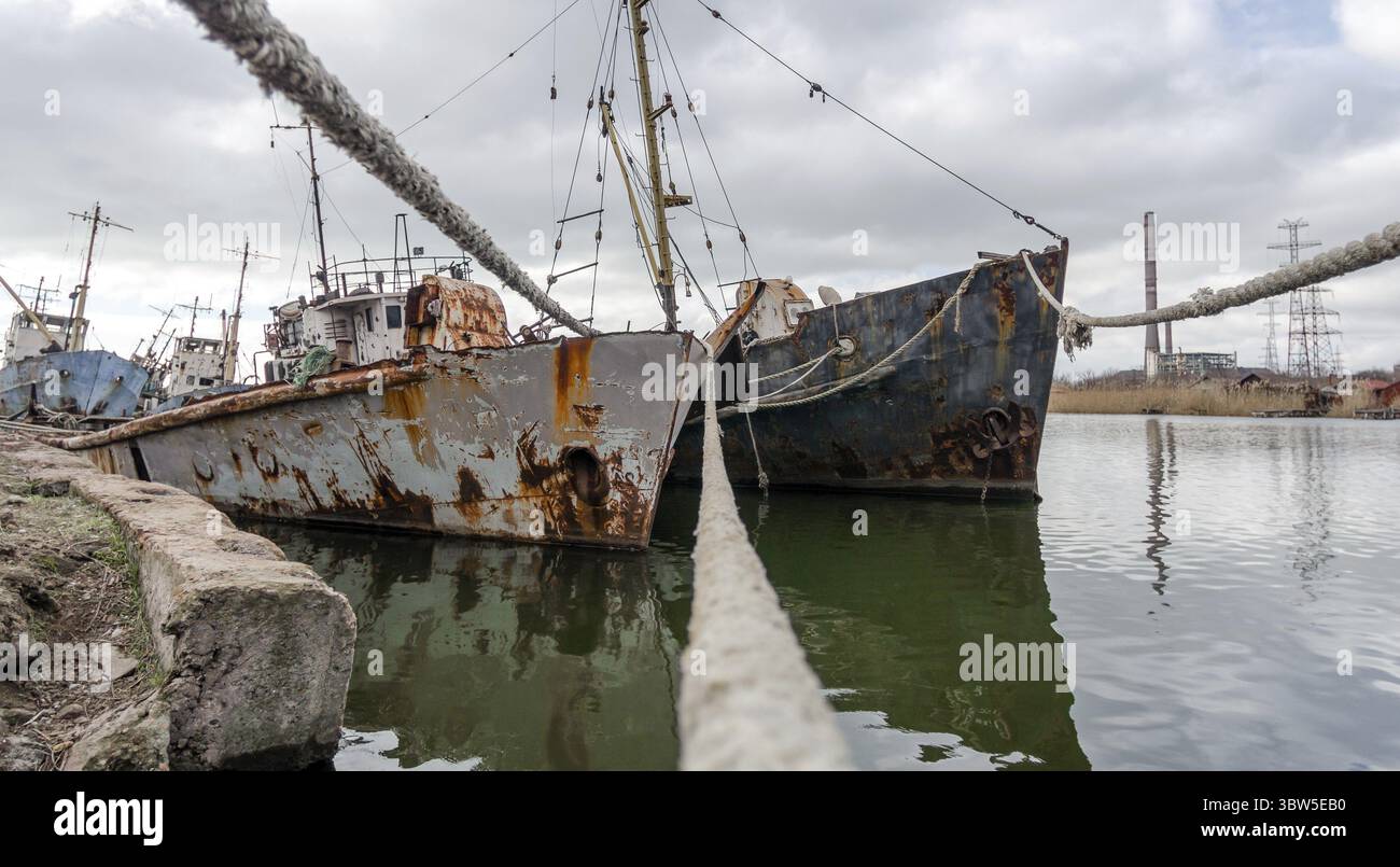 Ein altes Schiff ohne Menschen lief während des Krieges mit Russland in der Ukraine auf Grund Stockfoto
