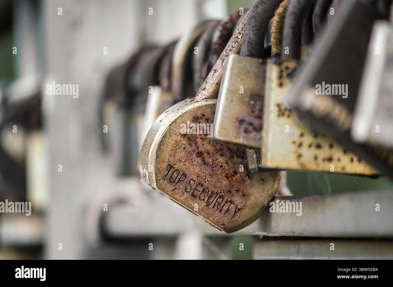 Altes, eisernes Vorhängeschloss, abstrakter Vintage-Hintergrund Stockfoto