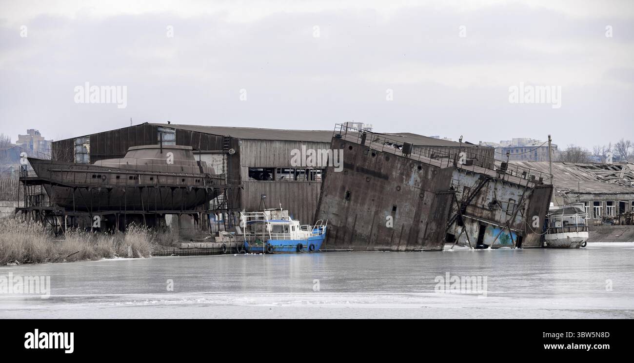 Ein altes Schiff ohne Menschen lief während des Krieges mit Russland in der Ukraine auf Grund Stockfoto