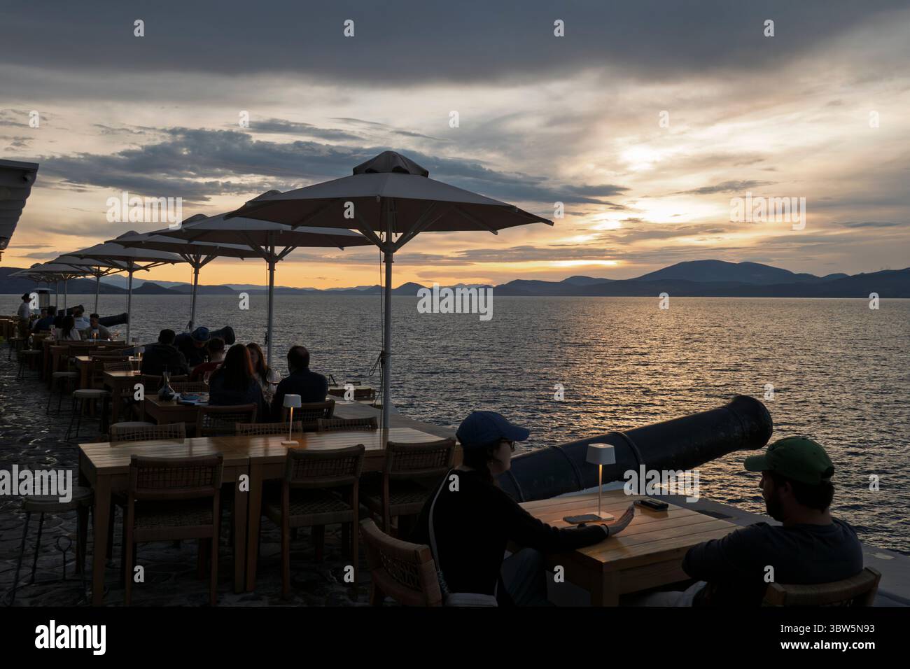 Sunset Bar at Sunset, Hydra, Saronische Inseln, griechische Inseln, Griechenland, Europa Stockfoto