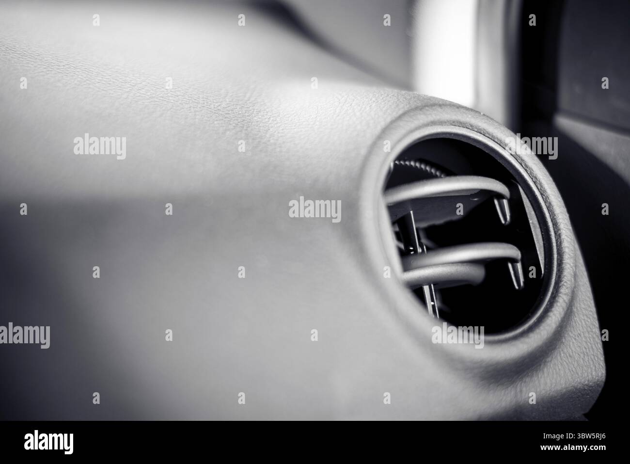 Nahaufnahme der Auto-Klimaanlage. Elektronik- und Technologiekonzept. Design für Luftsteuerung und Strömungsrichtung. Belüftungsöffnung und Loch im Auto Stockfoto