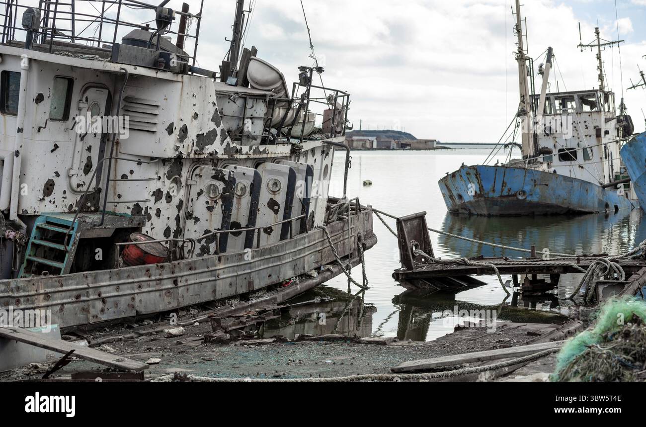 Ein altes Schiff ohne Menschen lief während des Krieges mit Russland in der Ukraine auf Grund Stockfoto