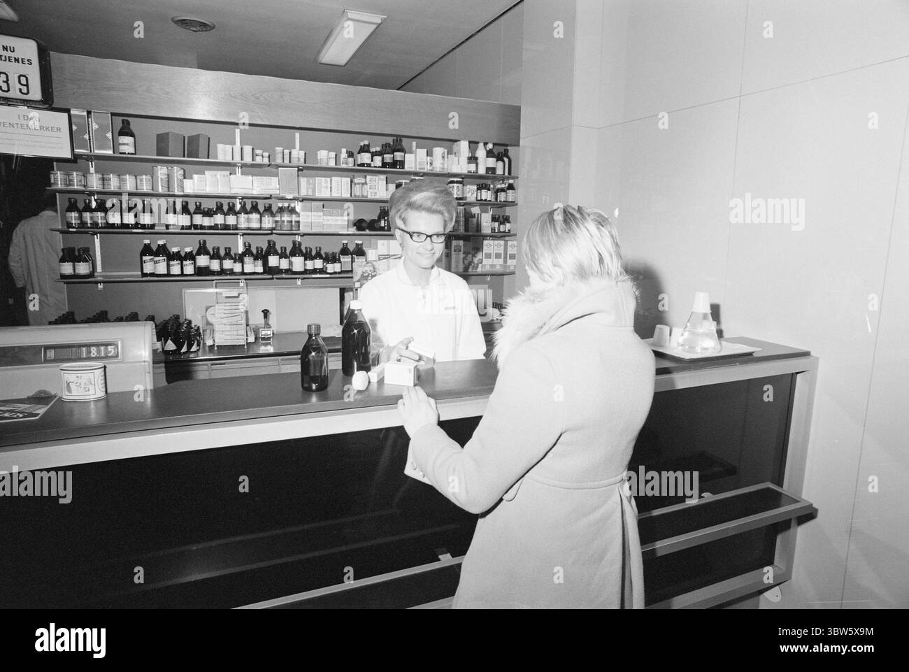 Aktuell 2-5-1971 : Profit on disease.die Labour Party hat ein Komitee eingesetzt, um die Produktion, den Verkauf und die Kontrolle von Arzneimitteln auf dem norwegischen Markt zu untersuchen. Der Ausschuß schlägt eine bessere Kontrolle der Arzneimittel vor, ein Verbot der Werbung für diese Arzneimittel in Zeitungen und Wochenzeitschriften, die staatliche Übernahme eines oder mehrerer Pharmaunternehmen und die Sozialisierung des Apothekensystems. Foto: Aage Storløkken / aktuell / NTB ***FOTO NICHT VERARBEITET*** Stockfoto