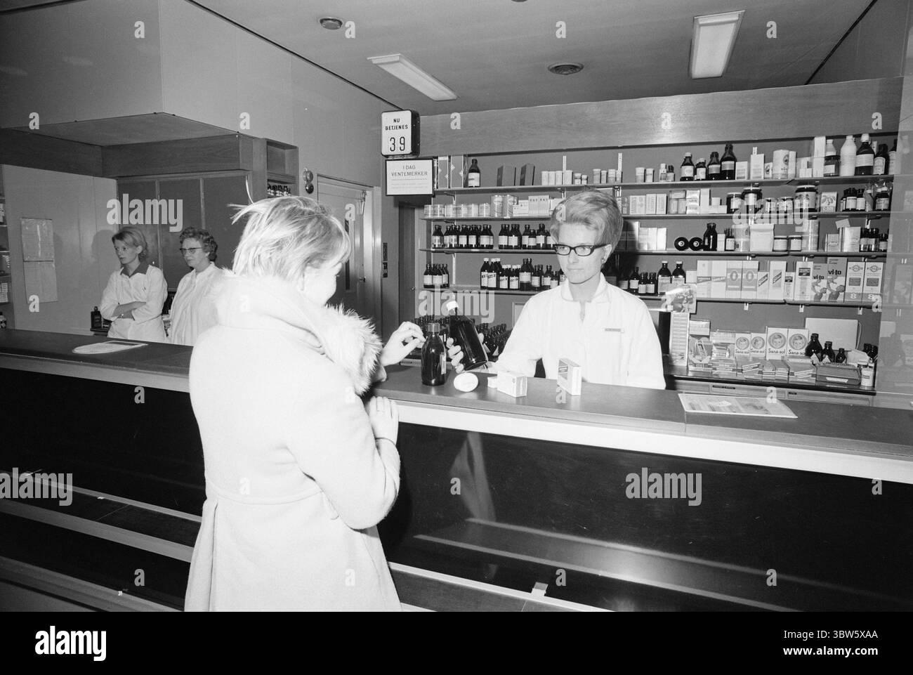 Aktuell 2-5-1971 : Profit on disease.die Labour Party hat ein Komitee eingesetzt, um die Produktion, den Verkauf und die Kontrolle von Arzneimitteln auf dem norwegischen Markt zu untersuchen. Der Ausschuß schlägt eine bessere Kontrolle der Arzneimittel vor, ein Verbot der Werbung für diese Arzneimittel in Zeitungen und Wochenzeitschriften, die staatliche Übernahme eines oder mehrerer Pharmaunternehmen und die Sozialisierung des Apothekensystems. Foto: Aage Storløkken / aktuell / NTB ***FOTO NICHT VERARBEITET*** Stockfoto