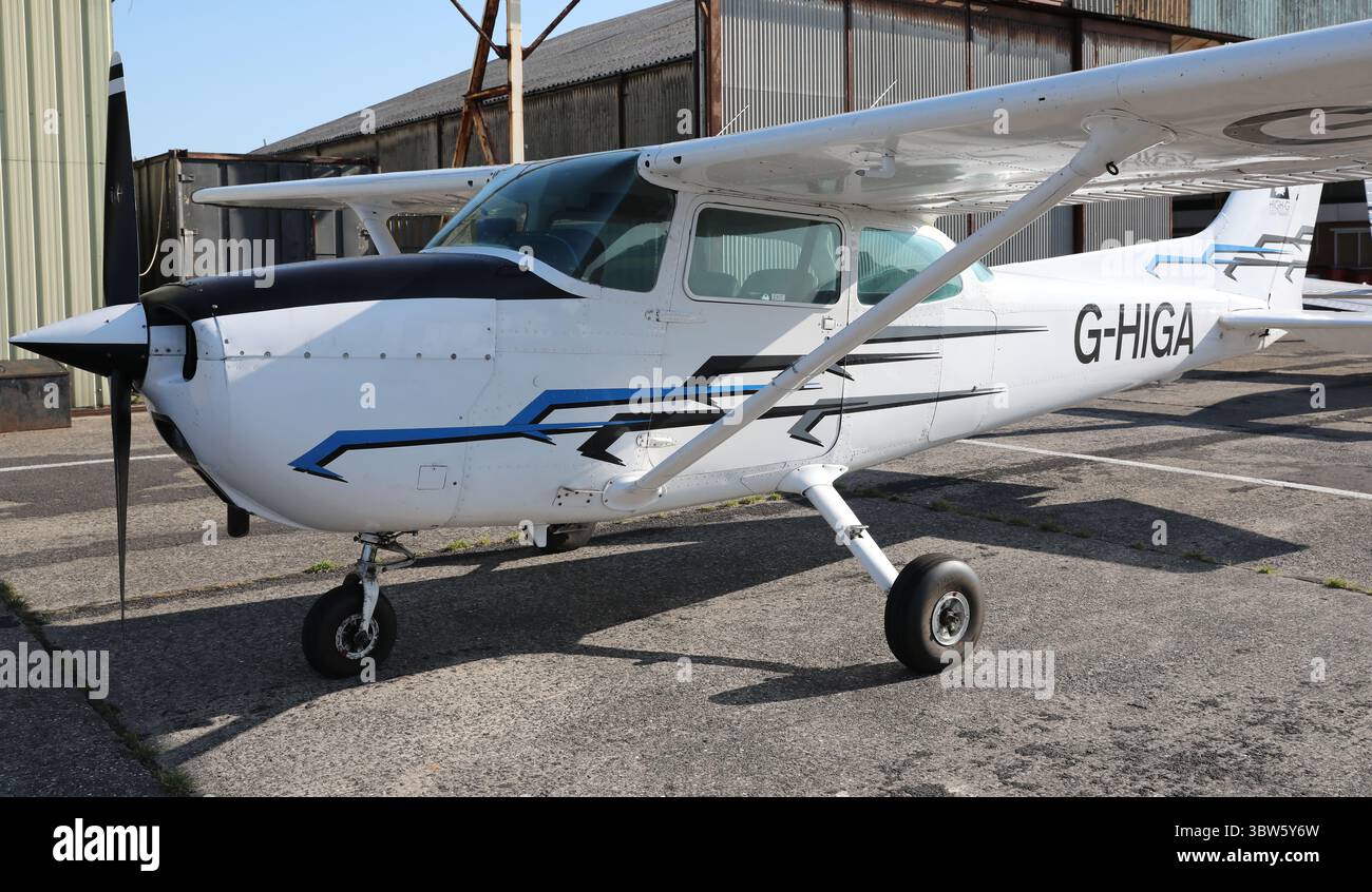 Cessna 172P Skyhawk Leichtflugzeug G-HIGA, parkt an den Hangars am Blackpool Airport Stockfoto