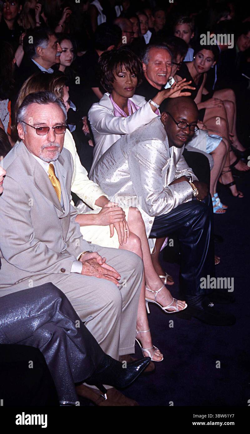 JANUAR 2011 - 28/98 NEW YORK.''VERSUS'' VERSACE HERBST 98 FASHION SHOW. DENNIS HOPPER, WHITNEY HOUSTON, BOBBY BROWN, SANTO VERSACE UND MINNIE FAHRER. (Kreditbild: © Andrea Renault/ZUMA Wire) Stockfoto