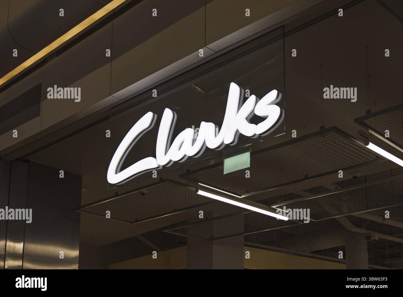 Markenzeichen von Clarks Schuhladen in einem Einkaufszentrum mit eleganter Beleuchtung und Design. London, UK, 10. Februar 2024 Stockfoto