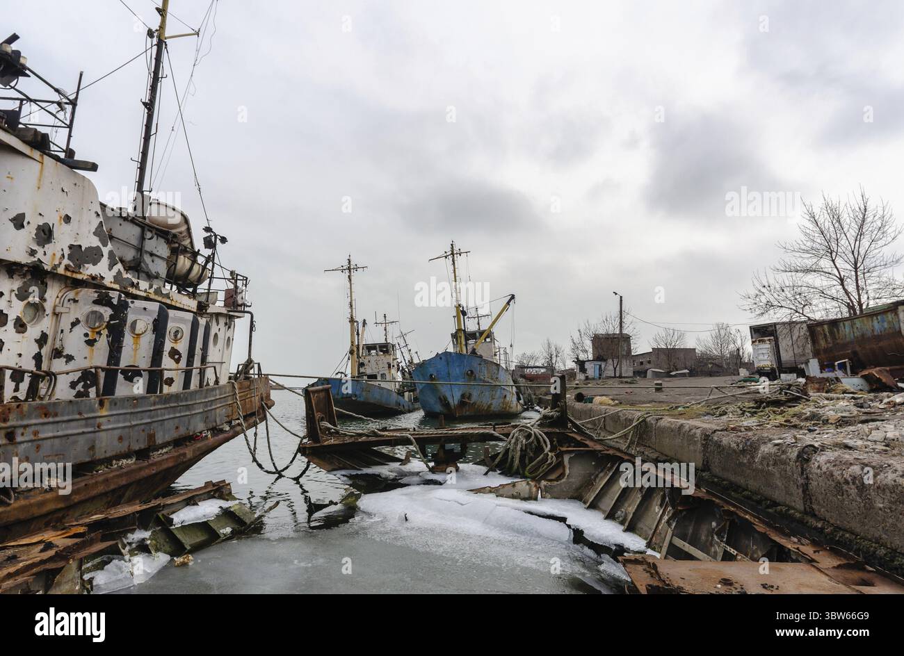 Ein altes Schiff ohne Menschen lief während des Krieges mit Russland in der Ukraine auf Grund Stockfoto