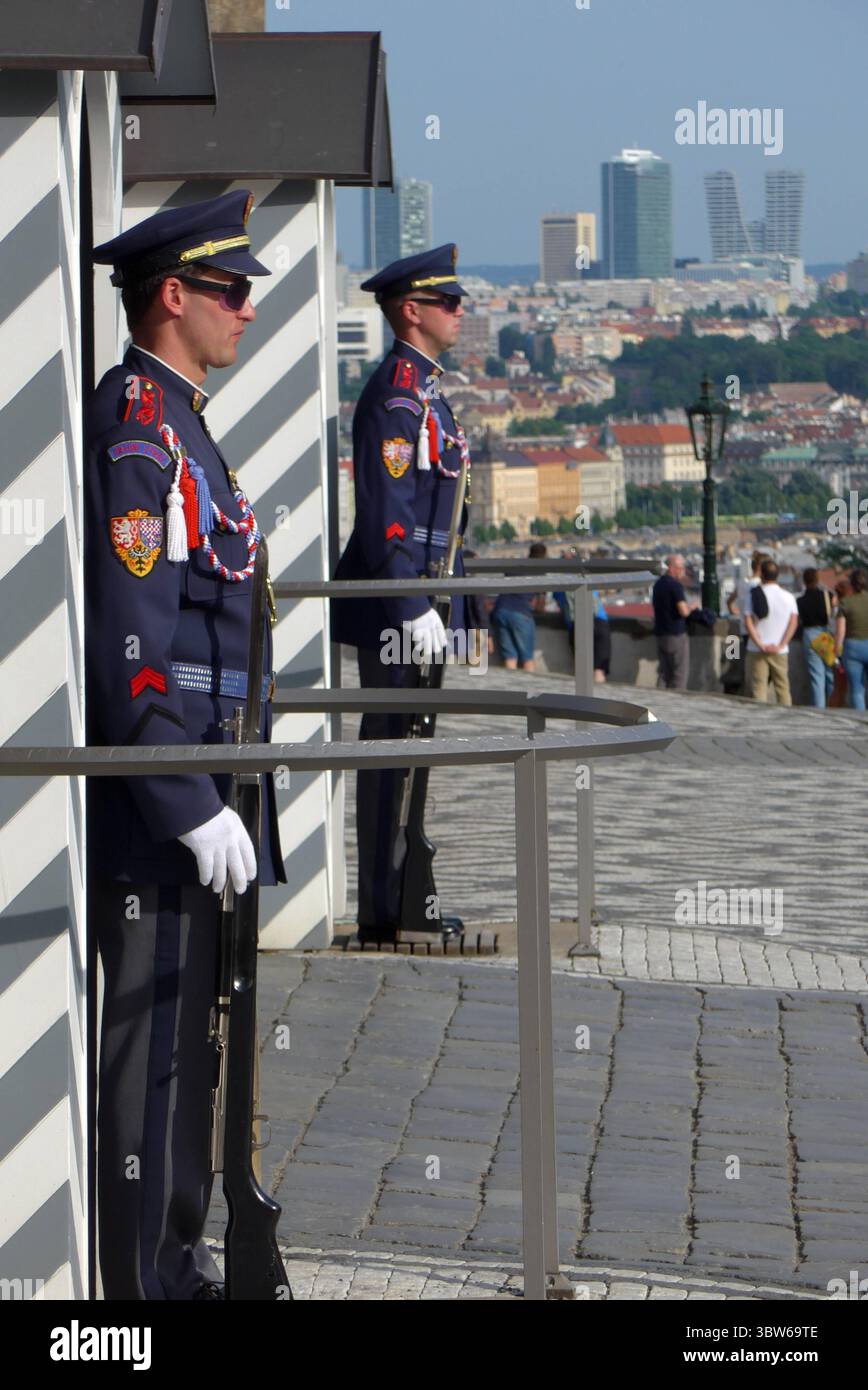 Wachposten in Paradeuniform vor der Prager Burg Tschechien. *** Wachen in Paradeuniform vor der Prager Burg Tschechien Stockfoto
