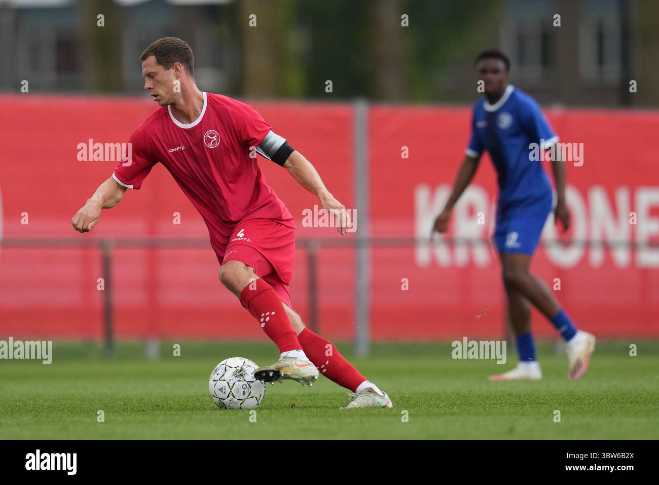ALMERE, NIEDERLANDE – 16. JULI: James Lawrence vom Almere City FC läuft mit dem Ball während des Vorsaisontrainings im Yanmar Stadion am 16. Juli 2025 in Almere, Niederlande. (Foto: Patrick Goosen/Orange Pictures) Stockfoto