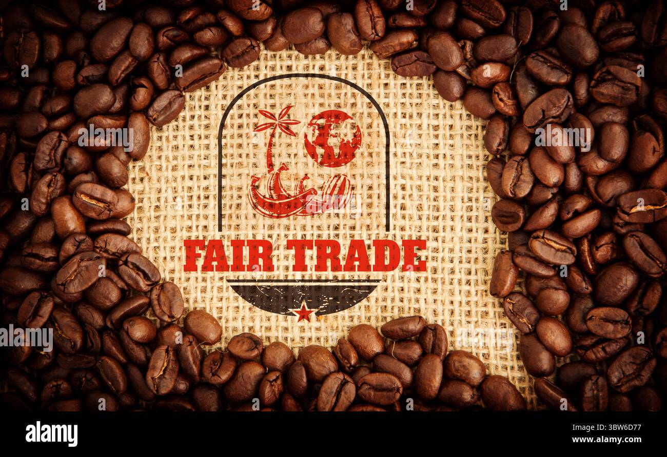 Das Fair-Trade-Logo erscheint auf dem flachen Sackleinen-Design, mit kreisförmigem Kaffeebohnenkranz und Kopierraum Stockfoto