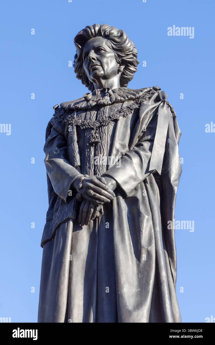 Grantham Lincolnshire Monument zur Margaret Thatcher Statue Grantham auf St. Peter's Hill Green Grantham Lincolnshire England GB Europa Stockfoto