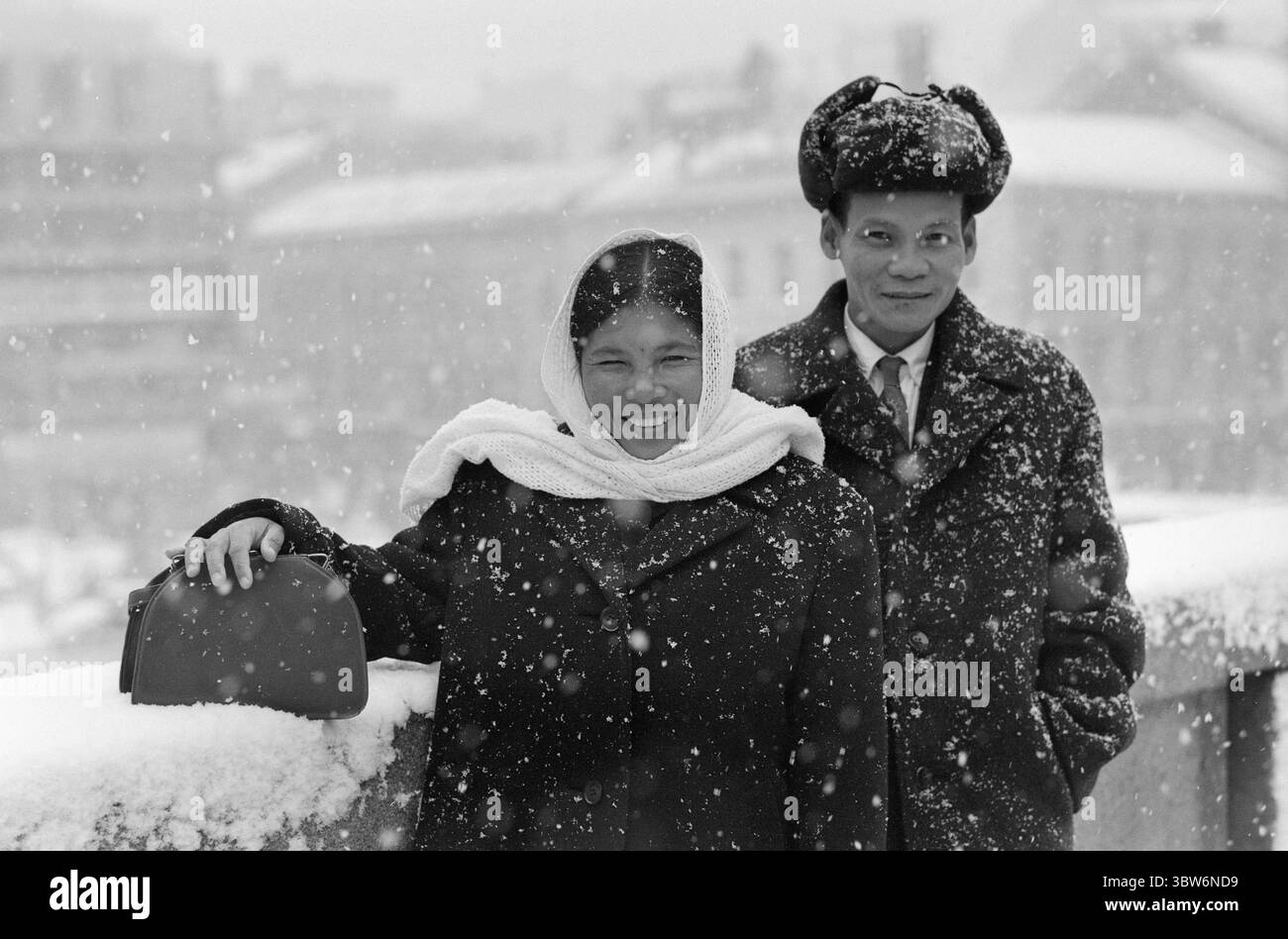 Aktuell 45-1-1970: Vom Tigerkäfig zum Schnee. Letzter Besuch in Oslo – Vietnamese Mai Thai Buom und Thran Thran, Vertreter der nordvietnamesischen Delegation, die an den Ermittlungen in Stockholm teilgenommen hat, wo die Vorwürfe amerikanischer Kriegsverbrechen untersucht wurden. Während des Oslo-Aufenthalts wurden Wienerbred, Kaffee und Solo serviert - und Fragen wurden gestellt.Foto: Ivar Aaserud / Current /. NTB ***Foto wird nicht verarbeitet*** *Text wird automatisch übersetzt* Stockfoto