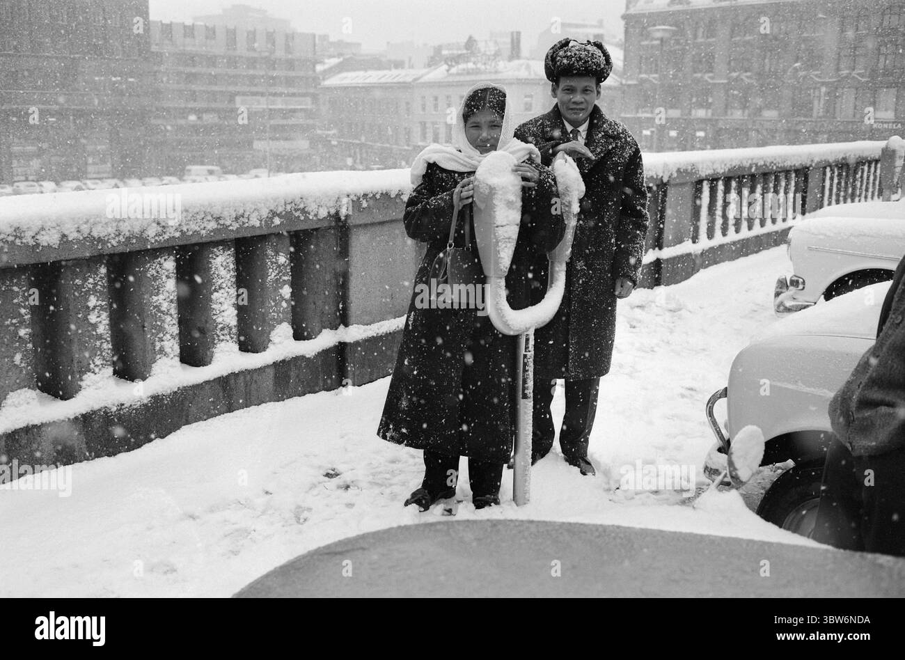 Aktuell 45-1-1970: Vom Tigerkäfig zum Schnee. Letzter Besuch in Oslo – Vietnamese Mai Thai Buom und Thran Thran, Vertreter der nordvietnamesischen Delegation, die an den Ermittlungen in Stockholm teilgenommen hat, wo die Vorwürfe amerikanischer Kriegsverbrechen untersucht wurden. Während des Oslo-Aufenthalts wurden Wienerbred, Kaffee und Solo serviert - und Fragen wurden gestellt.Foto: Ivar Aaserud / Current /. NTB ***Foto wird nicht verarbeitet*** *Text wird automatisch übersetzt* Stockfoto