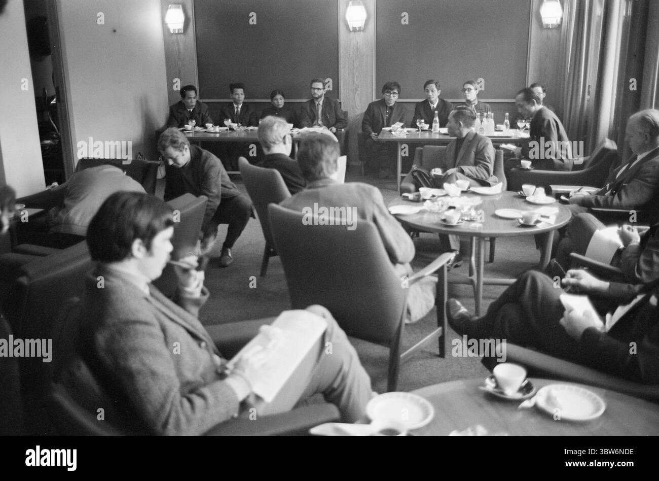 Aktuell 45-1-1970: Vom Tigerkäfig zum Schnee. Letzter Besuch in Oslo – Vietnamese Mai Thai Buom und Thran Thran, Vertreter der nordvietnamesischen Delegation, die an den Ermittlungen in Stockholm teilgenommen hat, wo die Vorwürfe amerikanischer Kriegsverbrechen untersucht wurden. Während des Oslo-Aufenthalts wurden Wienerbred, Kaffee und Solo serviert - und Fragen wurden gestellt.Foto: Ivar Aaserud / Current /. NTB ***Foto wird nicht verarbeitet*** *Text wird automatisch übersetzt* Stockfoto