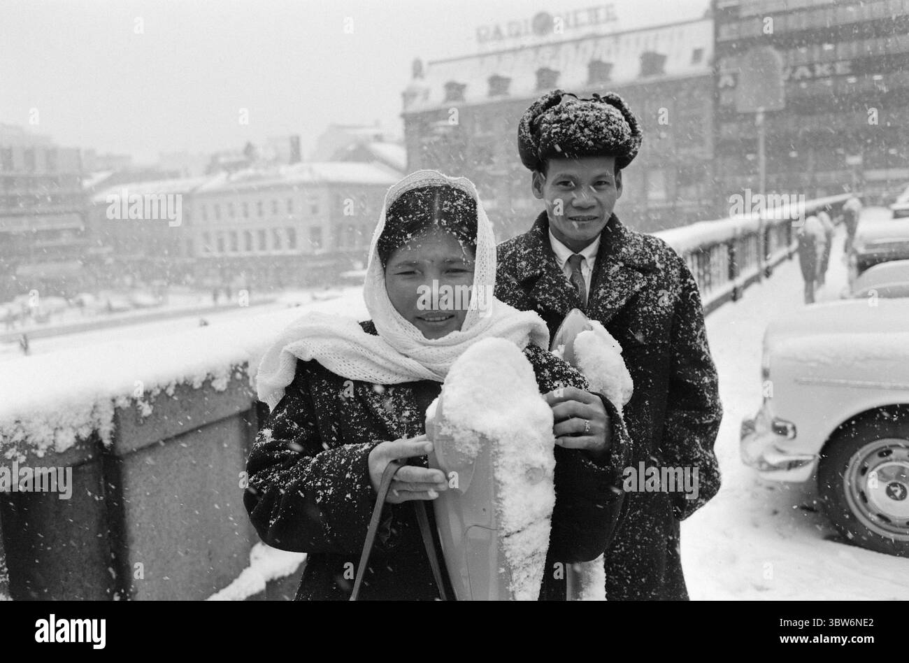 Aktuell 45-1-1970: Vom Tigerkäfig zum Schnee. Letzter Besuch in Oslo – Vietnamese Mai Thai Buom und Thran Thran, Vertreter der nordvietnamesischen Delegation, die an den Ermittlungen in Stockholm teilgenommen hat, wo die Vorwürfe amerikanischer Kriegsverbrechen untersucht wurden. Während des Oslo-Aufenthalts wurden Wienerbred, Kaffee und Solo serviert - und Fragen wurden gestellt.Foto: Ivar Aaserud / Current /. NTB ***Foto wird nicht verarbeitet*** *Text wird automatisch übersetzt* Stockfoto