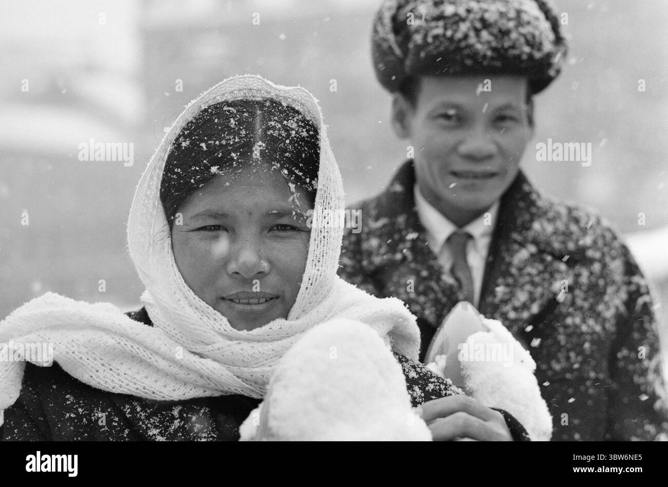 Aktuell 45-1-1970: Vom Tigerkäfig zum Schnee. Letzter Besuch in Oslo – Vietnamese Mai Thai Buom und Thran Thran, Vertreter der nordvietnamesischen Delegation, die an den Ermittlungen in Stockholm teilgenommen hat, wo die Vorwürfe amerikanischer Kriegsverbrechen untersucht wurden. Während des Oslo-Aufenthalts wurden Wienerbred, Kaffee und Solo serviert - und Fragen wurden gestellt.Foto: Ivar Aaserud / Current /. NTB ***Foto wird nicht verarbeitet*** *Text wird automatisch übersetzt* Stockfoto