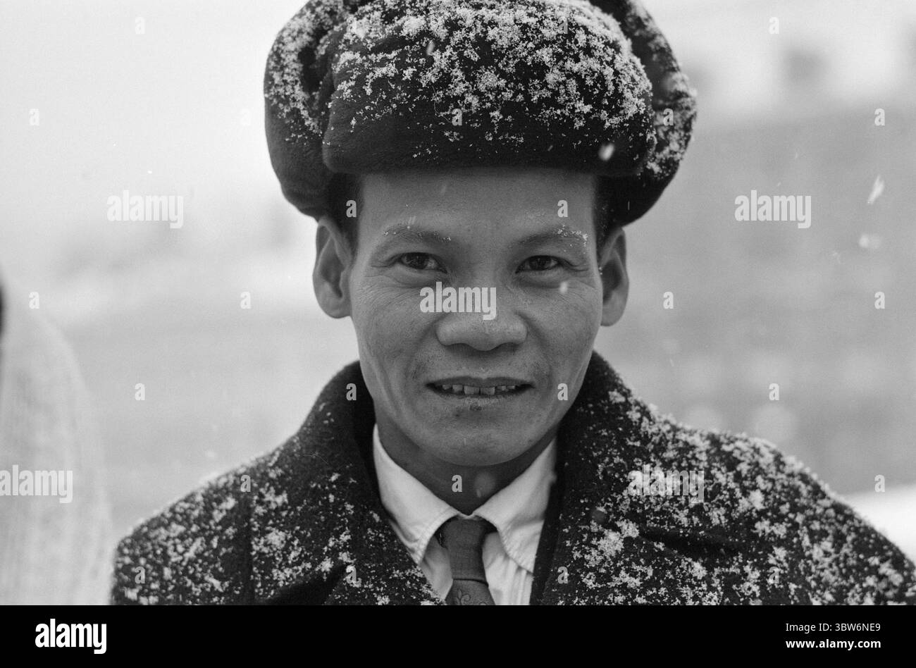 Aktuell 45-1-1970: Vom Tigerkäfig zum Schnee. Letzter Besuch in Oslo – Vietnamese Mai Thai Buom und Thran Thran, Vertreter der nordvietnamesischen Delegation, die an den Ermittlungen in Stockholm teilgenommen hat, wo die Vorwürfe amerikanischer Kriegsverbrechen untersucht wurden. Während des Oslo-Aufenthalts wurden Wienerbred, Kaffee und Solo serviert - und Fragen wurden gestellt.Foto: Ivar Aaserud / Current /. NTB ***Foto wird nicht verarbeitet*** *Text wird automatisch übersetzt* Stockfoto