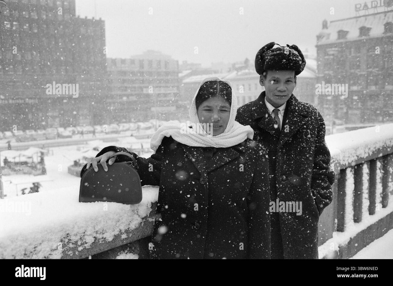 Aktuell 45-1-1970: Vom Tigerkäfig zum Schnee. Letzter Besuch in Oslo – Vietnamese Mai Thai Buom und Thran Thran, Vertreter der nordvietnamesischen Delegation, die an den Ermittlungen in Stockholm teilgenommen hat, wo die Vorwürfe amerikanischer Kriegsverbrechen untersucht wurden. Während des Oslo-Aufenthalts wurden Wienerbred, Kaffee und Solo serviert - und Fragen wurden gestellt.Foto: Ivar Aaserud / Current /. NTB ***Foto wird nicht verarbeitet*** *Text wird automatisch übersetzt* Stockfoto
