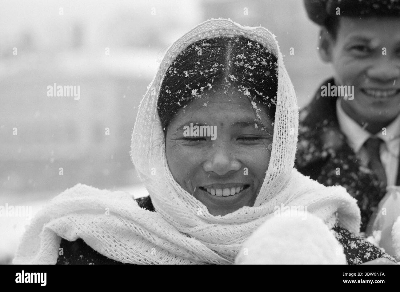 Aktuell 45-1-1970: Vom Tigerkäfig zum Schnee. Letzter Besuch in Oslo – Vietnamese Mai Thai Buom und Thran Thran, Vertreter der nordvietnamesischen Delegation, die an den Ermittlungen in Stockholm teilgenommen hat, wo die Vorwürfe amerikanischer Kriegsverbrechen untersucht wurden. Während des Oslo-Aufenthalts wurden Wienerbred, Kaffee und Solo serviert - und Fragen wurden gestellt.Foto: Ivar Aaserud / Current /. NTB ***Foto wird nicht verarbeitet*** *Text wird automatisch übersetzt* Stockfoto