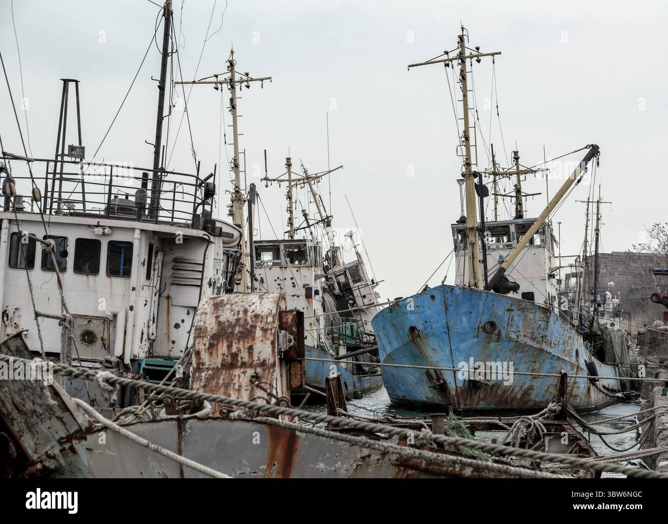 Ein altes Schiff ohne Menschen lief während des Krieges mit Russland in der Ukraine auf Grund Stockfoto