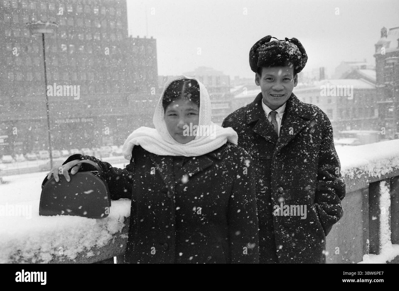 Aktuell 45-1-1970: Vom Tigerkäfig zum Schnee. Letzter Besuch in Oslo – Vietnamese Mai Thai Buom und Thran Thran, Vertreter der nordvietnamesischen Delegation, die an den Ermittlungen in Stockholm teilgenommen hat, wo die Vorwürfe amerikanischer Kriegsverbrechen untersucht wurden. Während des Oslo-Aufenthalts wurden Wienerbred, Kaffee und Solo serviert - und Fragen wurden gestellt.Foto: Ivar Aaserud / Current /. NTB ***Foto wird nicht verarbeitet*** *Text wird automatisch übersetzt* Stockfoto