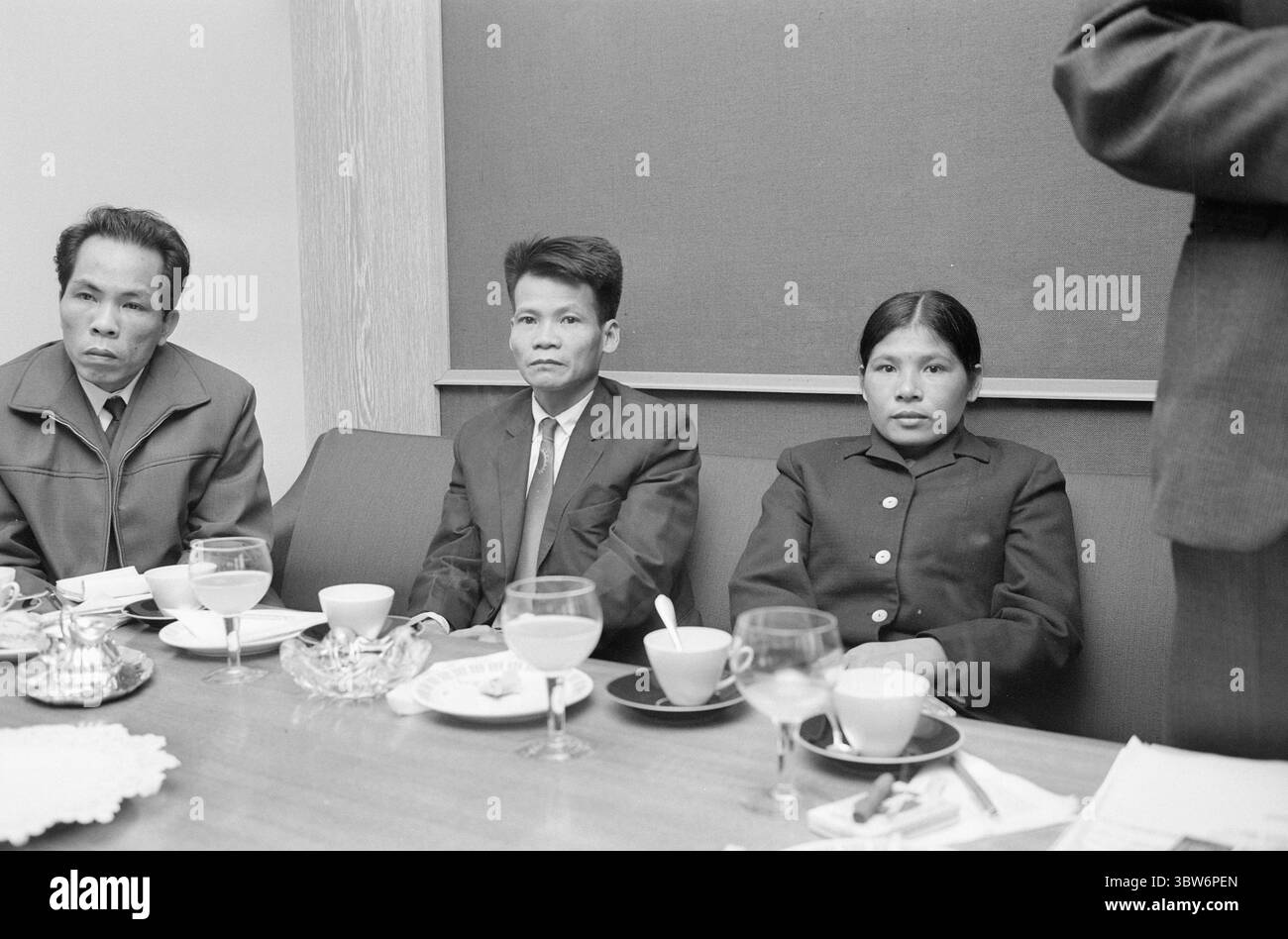 Aktuell 45-1-1970: Vom Tigerkäfig zum Schnee. Letzter Besuch in Oslo – Vietnamese Mai Thai Buom und Thran Thran, Vertreter der nordvietnamesischen Delegation, die an den Ermittlungen in Stockholm teilgenommen hat, wo die Vorwürfe amerikanischer Kriegsverbrechen untersucht wurden. Während des Oslo-Aufenthalts wurden Wienerbred, Kaffee und Solo serviert - und Fragen wurden gestellt.Foto: Ivar Aaserud / Current /. NTB ***Foto wird nicht verarbeitet*** *Text wird automatisch übersetzt* Stockfoto