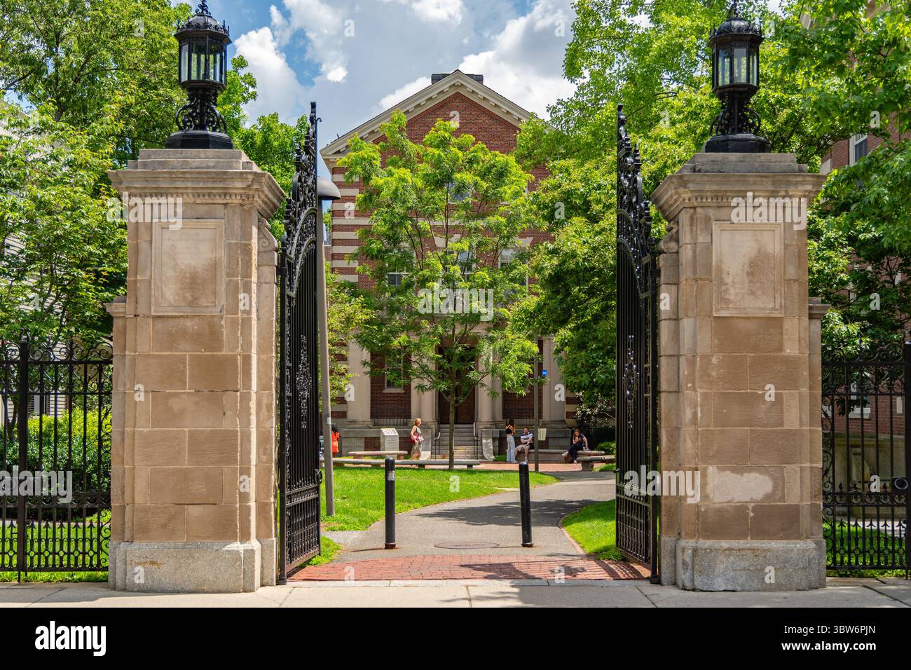 Cambridge, MA, USA - 15. Juli 2025: Eingangstor zum Campus dieser privaten Forschungsuniversität der Ivy League. Stockfoto