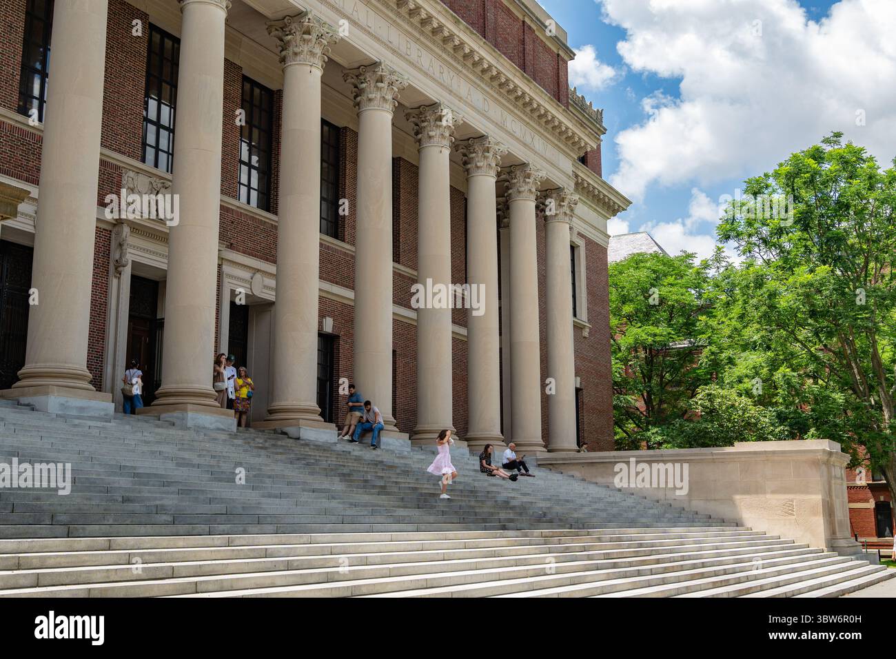 Cambridge, MA, USA - 1. Mai 2025: Widener Library auf dem Campus dieser privaten Ivy League Forschungsuniversität. Stockfoto