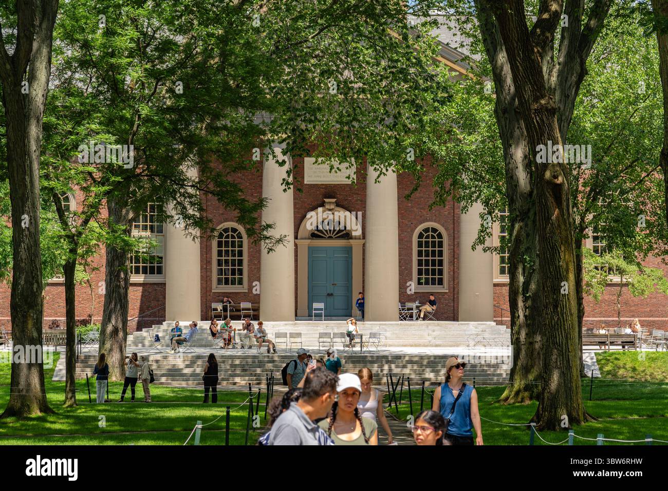 Cambridge, MA, USA - 15. Juli 2025: Quad auf dem Campus dieser privaten Ivy League Forschungsuniversität. Stockfoto