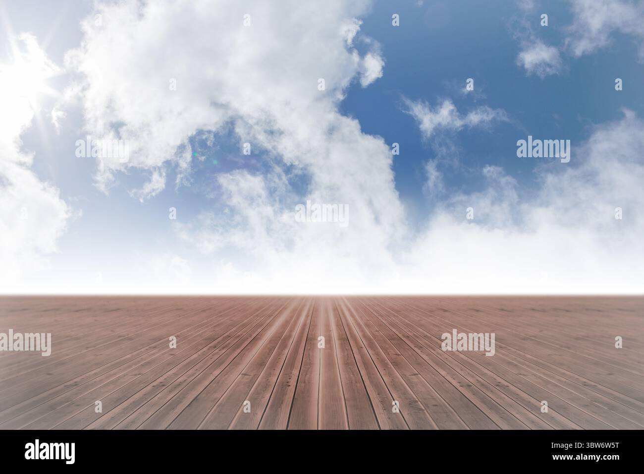 Holzdielen erstrecken sich in flacher Bauweise zum Horizont hin und zeigen starke perspektivische Linien Stockfoto