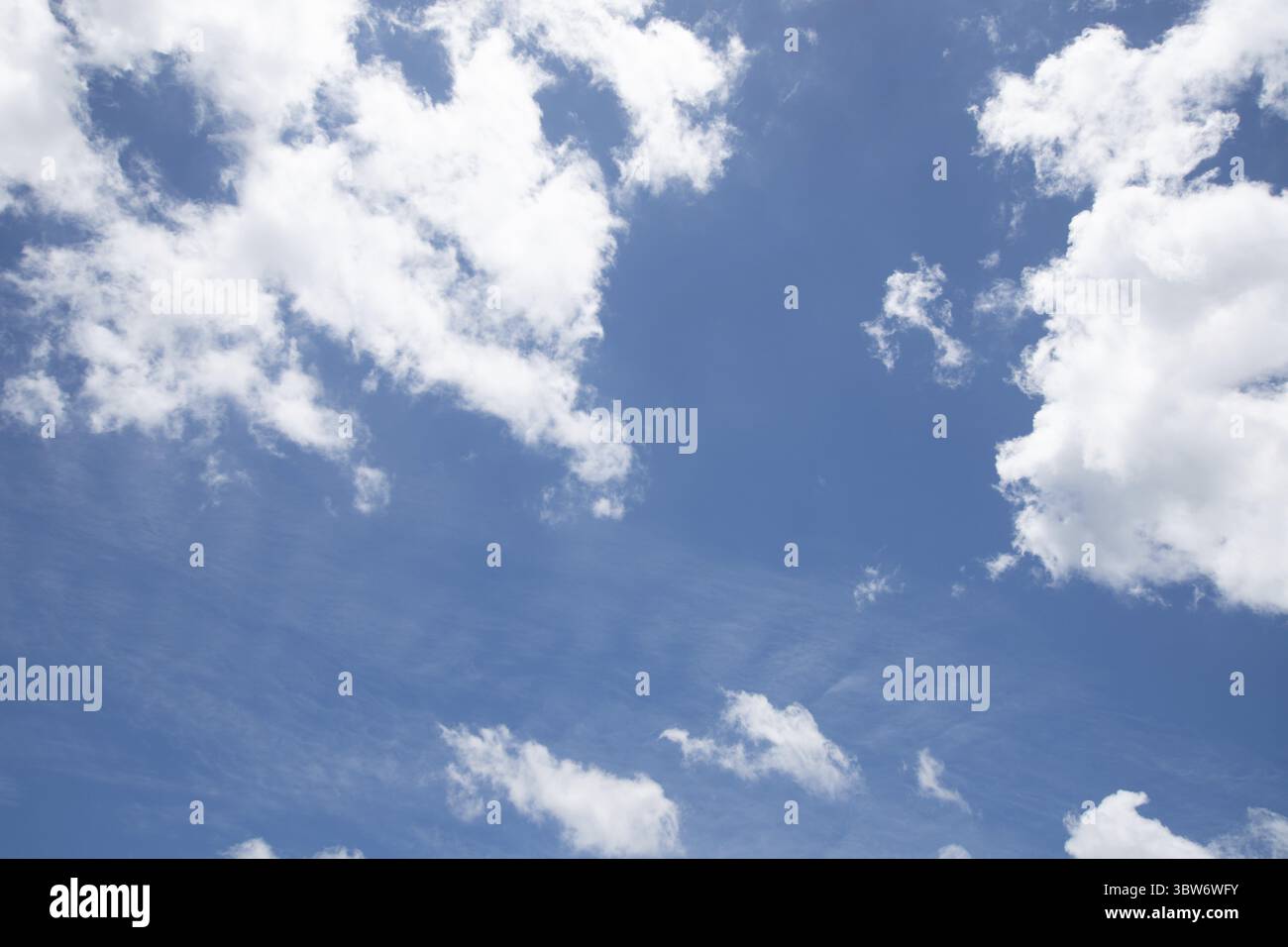 Wunderschöner blauer Himmel mit bewölktem Himmel. Natur- und Umweltkonzept. Frischluftmotiv Stockfoto
