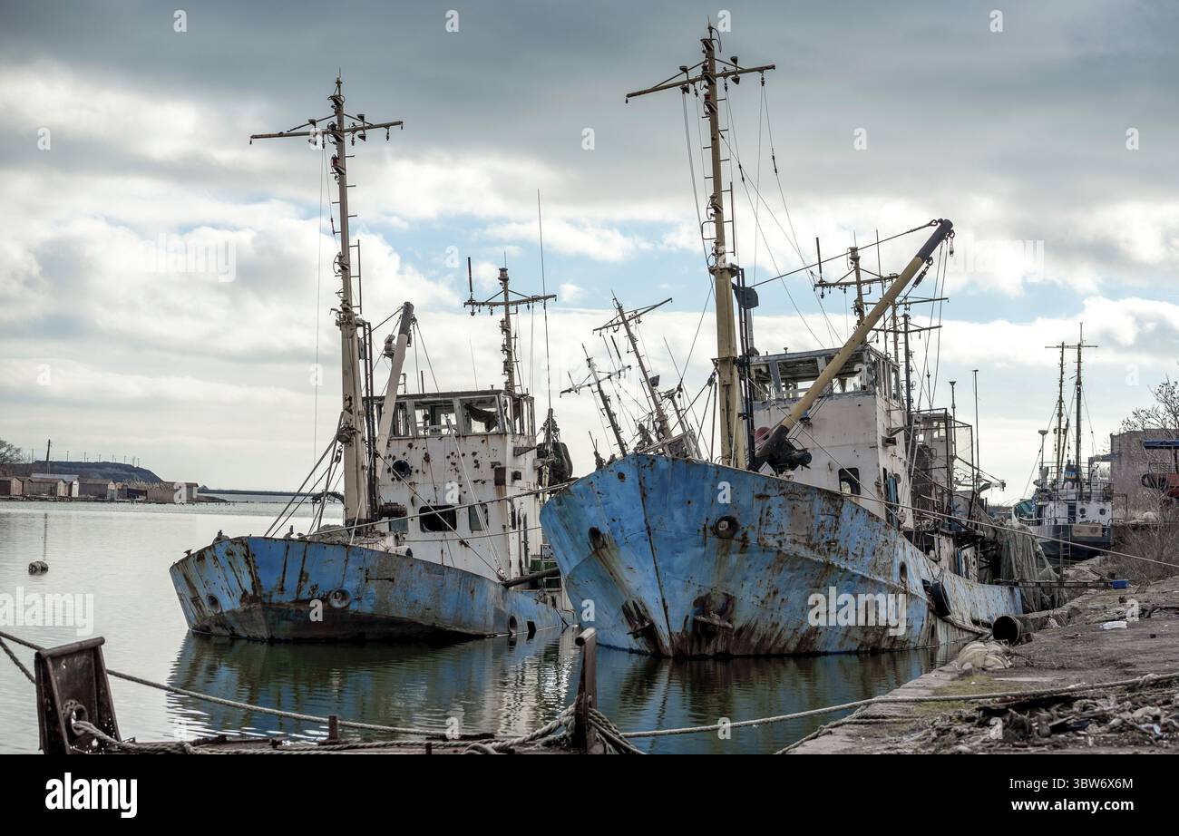 Ein altes Schiff ohne Menschen lief während des Krieges mit Russland in der Ukraine auf Grund Stockfoto