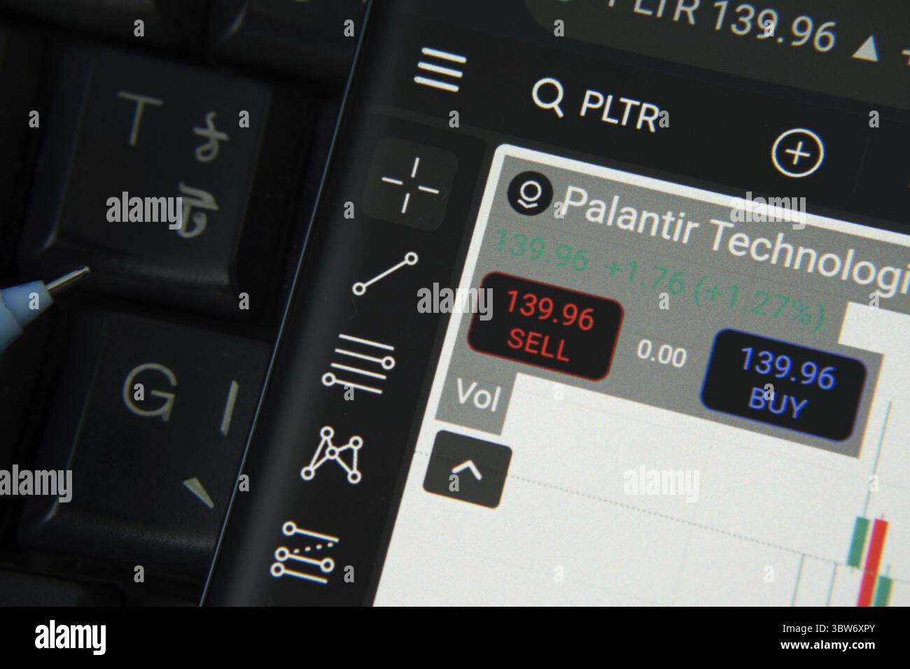 Dhaka, Bangladesch – 20. Juni 2025: palantir verwendet Daten zum Aktienhandel über ein Smartphone Stockfoto