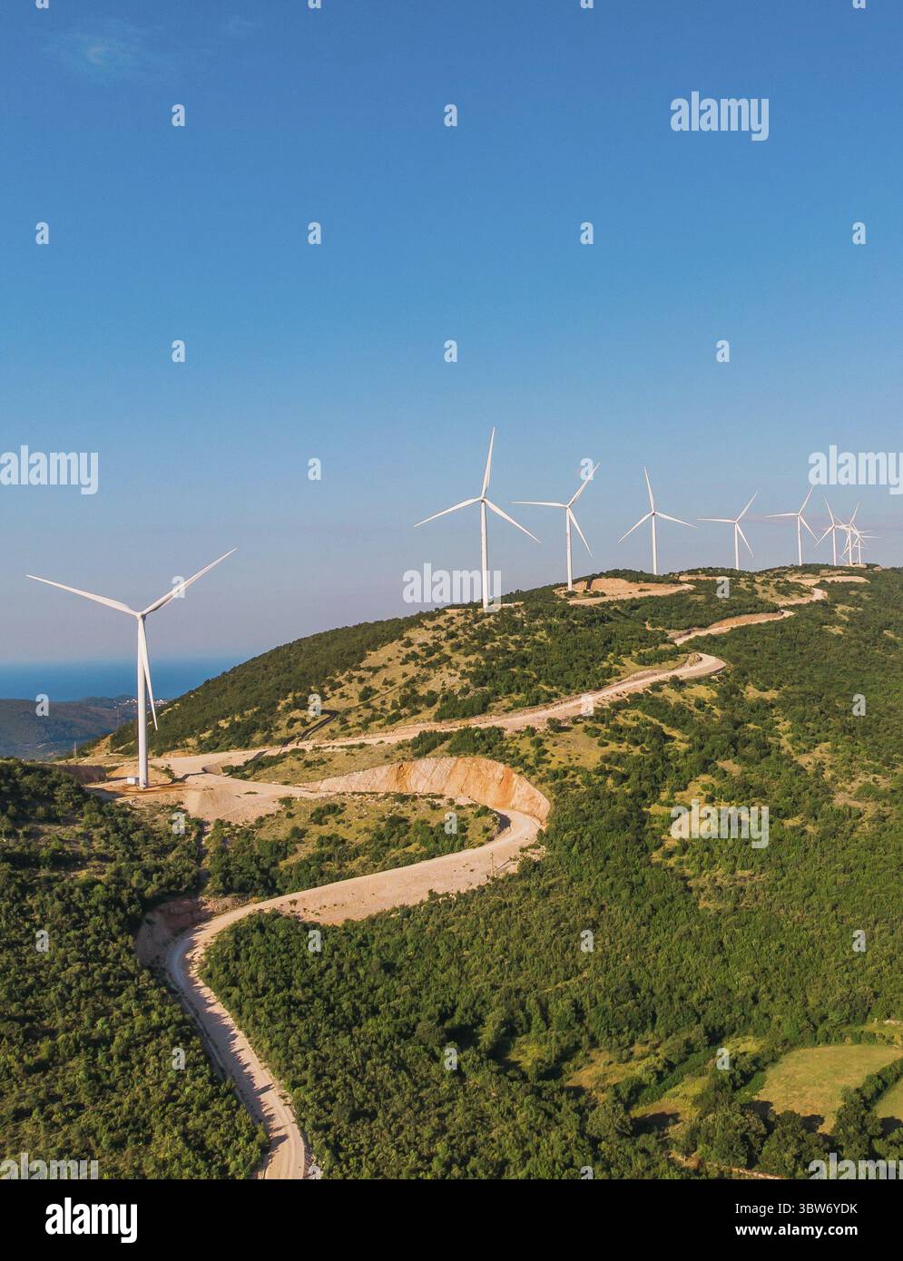 Windkraftwerke. Erneuerbare Energien und saubere Energie. Windenergie ist die Nutzung des Luftstroms durch Windturbinen zur mechanischen Stromerzeugung für e Stockfoto