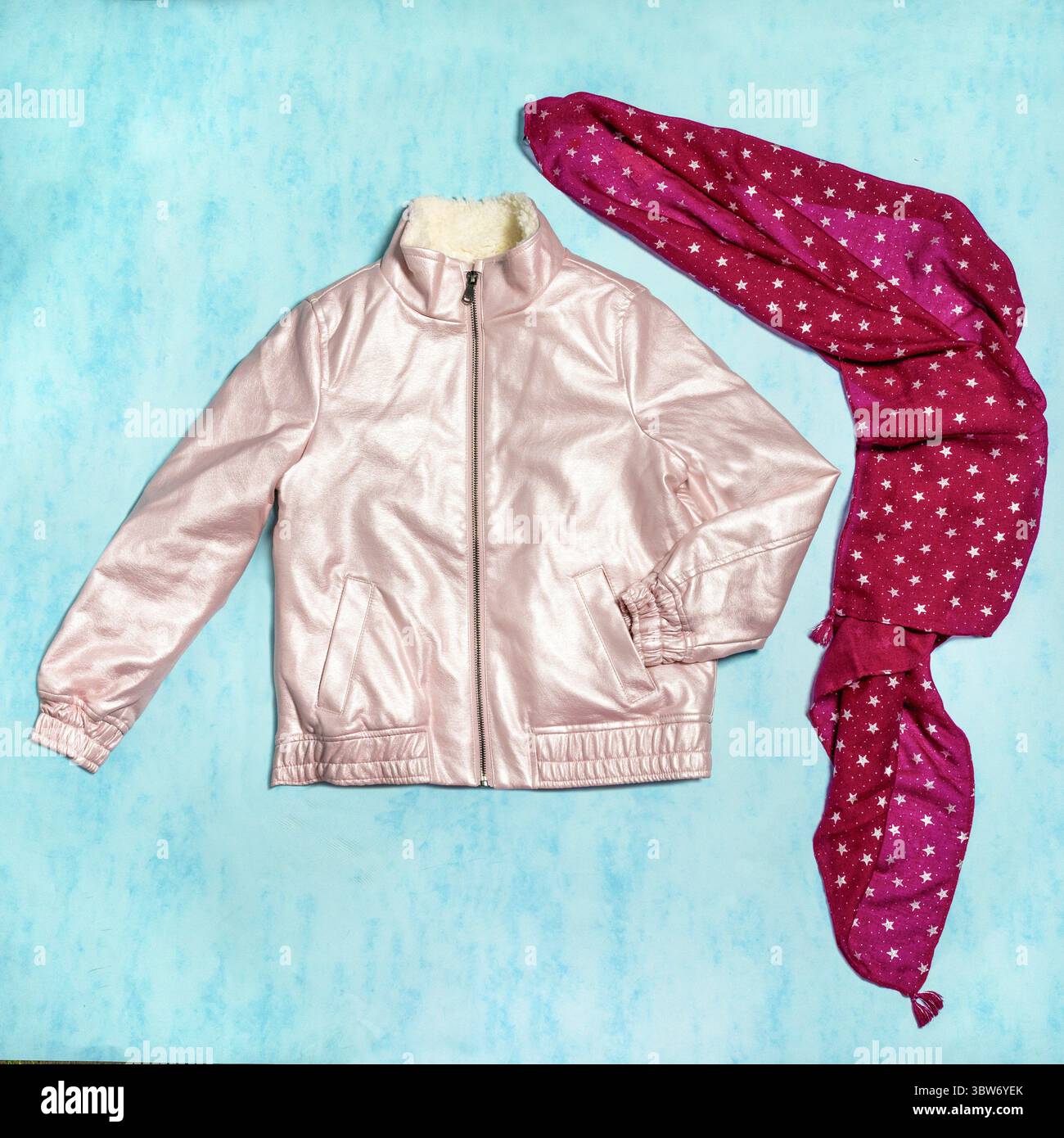 Rosa Frau Jacke mit einem roten Schal isoliert Stockfoto