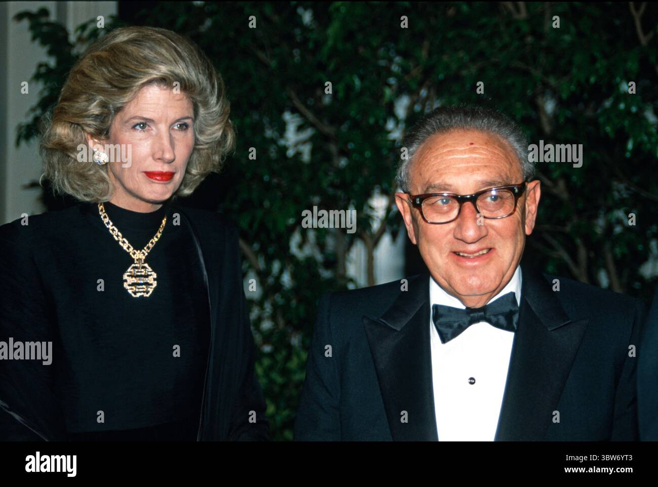 16. November 1988, Washington, District of Columbia, USA: Der ehemalige US-Außenminister Henry A. Kissinger und seine Frau Nancy treffen am 16. November 1988 im Weißen Haus ein, um Premierministerin Margaret Thatcher von Großbritannien zu ehren (Credit Image: © Ron Sachs/CNP via ZUMA Wire) Stockfoto