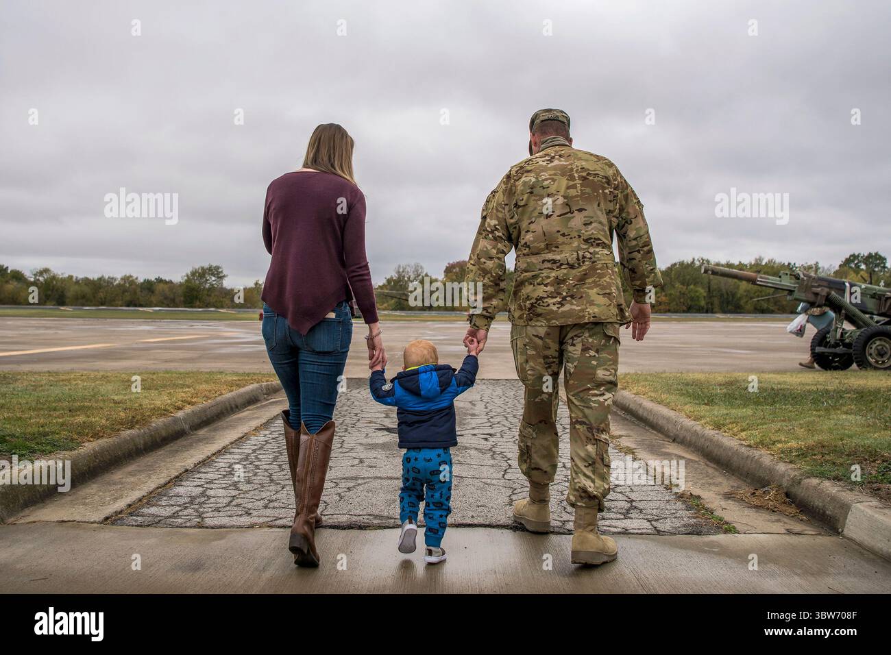6. September 2018 - Tusla, Oklahoma, USA - Familie und Freunde begrüßen die Einsatzkräfte zu Hause, 19. Oktober 2020, in der Army Aviation Support Facility, Tusla, Oklav. Soldaten der Bravo Company, 834th Aviation Support Battalion, 90th Truppenkommando, Oklahoma Army National Guard, kehrten von einem 12-monatigen Einsatz zurück, wo sie die 34th Expeditionary Combat Aviation Brigade, Minnesota National Guard, im Einsatzgebiet des Central Command unterstützten. (Bild: © U.S. National Guard/ZUMA Wire/ZUMAPRESS.com) Stockfoto