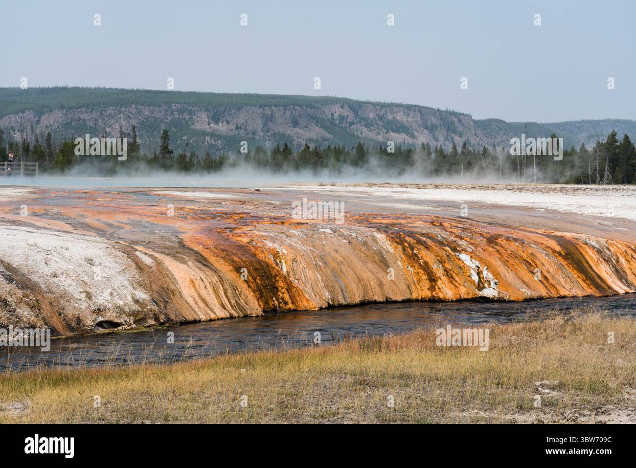 15. September 2020, Yellowstone National Park, Wyoming, Vereinigte Staaten: Heißes Wasser aus Sunset Lake mit Matten von bunten thermophilen Bakterien fließt in den Iron Spring Creek im Black Sand Basin des Yellowstone National Park. (Kreditbild: © Jon G. Fuller/VW Pics via ZUMA Wire) Stockfoto