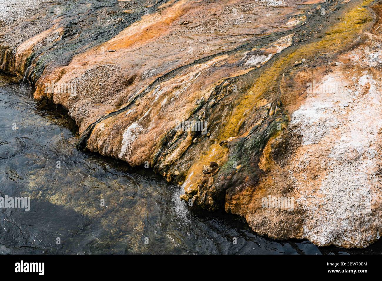 15. September 2020, Yellowstone National Park, Wyoming, Vereinigte Staaten: Nahaufnahme von Matten mit bunten thermophilen Bakterien, die im heißen Wasser leben, das in den Iron Spring Creek im Black Sand Basin des Yellowstone National Park, Wyoming, USA fließt. (Kreditbild: © Jon G. Fuller/VW Pics via ZUMA Wire) Stockfoto