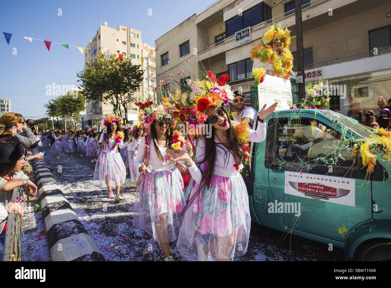 LIMASSOL, Zypern - Februar 22: Unidentified Karneval Teilnehmer März in Zypern Karnevalsumzug am 22. Februar 2015 in Limassol, Zypern, etablieren Stockfoto