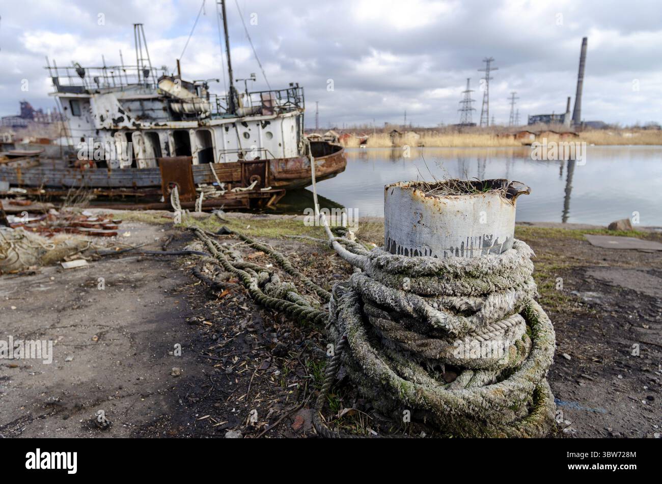 Ein altes Schiff ohne Menschen lief während des Krieges mit Russland in der Ukraine auf Grund Stockfoto