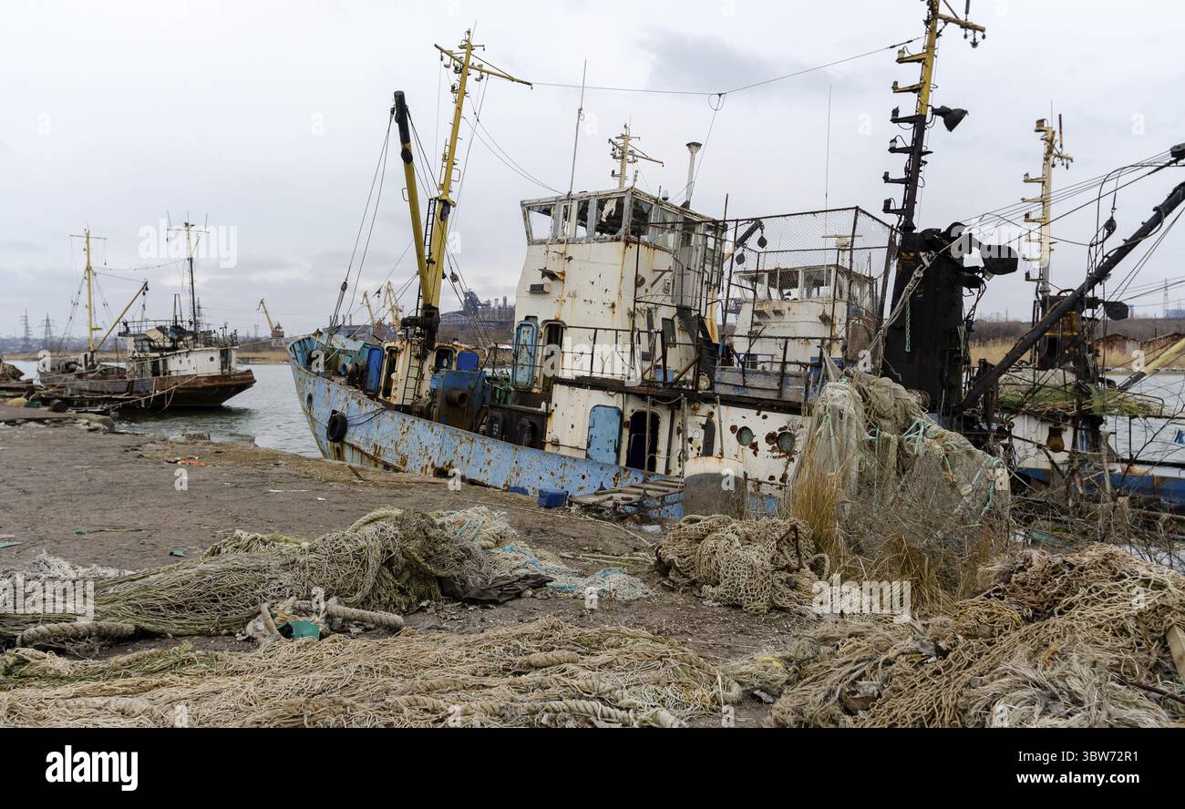 Ein altes Schiff ohne Menschen lief während des Krieges mit Russland in der Ukraine auf Grund Stockfoto