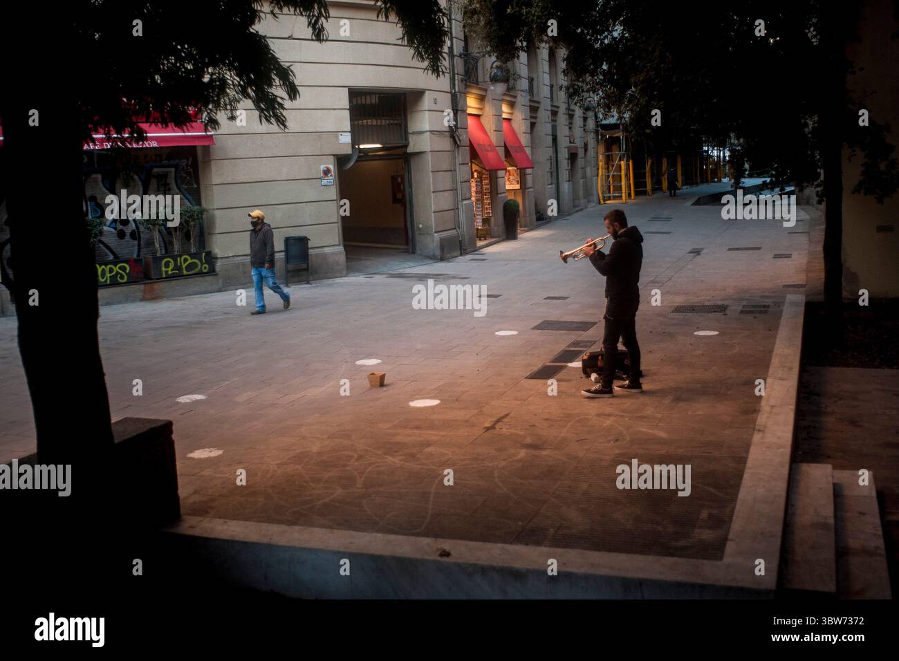 11. November 2020, Barcelona, Katalonien, Spanien: Fabrizio, aus Sizilien, der seit zwei Jahren in Barcelona ist, spielt Trompete in der Innenstadt und versucht, etwas Geld zu verdienen. Ab dem 23. November wird Spanien einen negativen PCR-Test von Reisenden aus Ländern mit hohem Risiko verlangen; die Maßnahme betrifft Einwohner aus den meisten EU-Mitgliedstaaten. (Bild: © Jordi Boixareu/ZUMA Wire) Stockfoto