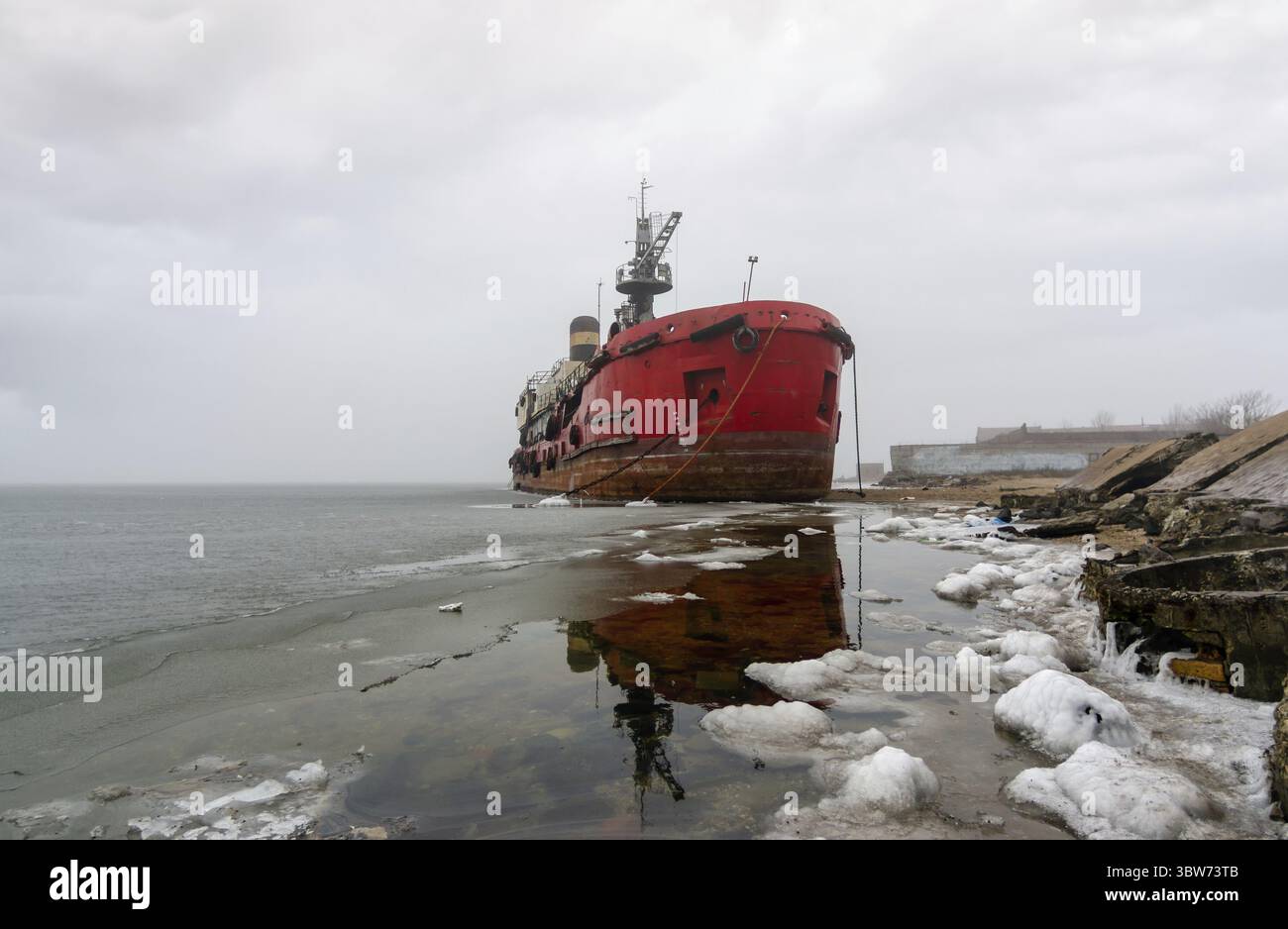 Ein altes Schiff ohne Menschen lief während des Krieges mit Russland in der Ukraine auf Grund Stockfoto