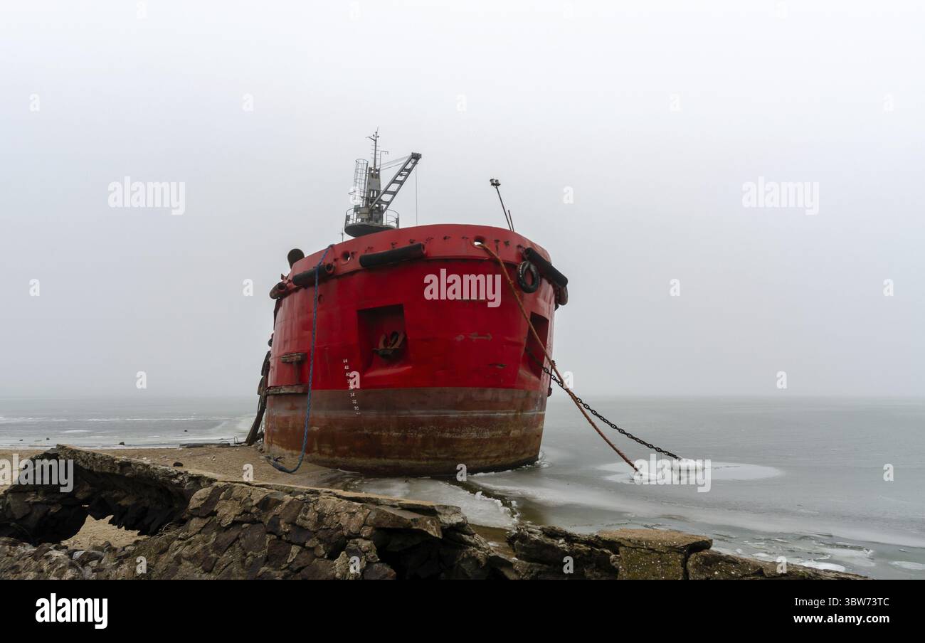 Ein altes Schiff ohne Menschen lief während des Krieges mit Russland in der Ukraine auf Grund Stockfoto