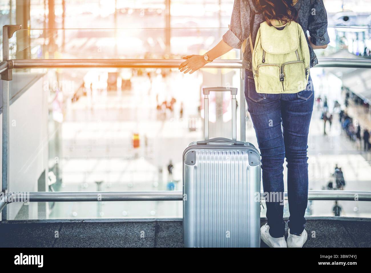 In der Nähe von Lower Body der weiblichen Reisenden warten auf off Flug in hohem Masse an Anschlußklemme Flughafen. Die Menschen und Lebensstile Konzept. Geschäfts- und Stockfoto