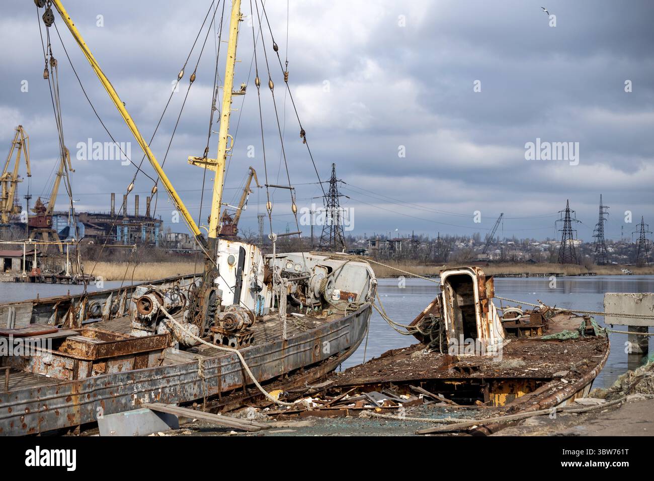 Ein altes Schiff ohne Menschen lief während des Krieges mit Russland in der Ukraine auf Grund Stockfoto