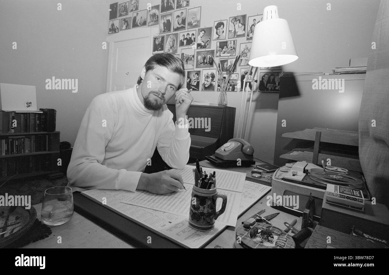 Aktuell 37-7-1970: Vom Segelschiff zur Oper. Ich bin eine Art Egil Monn Iversen in Australien. Es könnte Platz für zehn von uns geben“, sagt der Komponist Sven Libæk, der in Oslo geboren wurde, in New York studiert und geheiratet hat, in Sydney arbeitet und buchstäblich „Windjammer“, unser eigenes Ausbildungsschiff „Christian Radich“, benutzt hat, um sich zu tragen. Der australische Komponist Sven Libæk aus Oslo an seinem Schreibtisch zu Hause in Sydney.Foto: Sverre A. Børretzen / aktuell / NTB ***Foto ist nicht bildverarbeitet*** *Text wird automatisch übersetzt* Stockfoto
